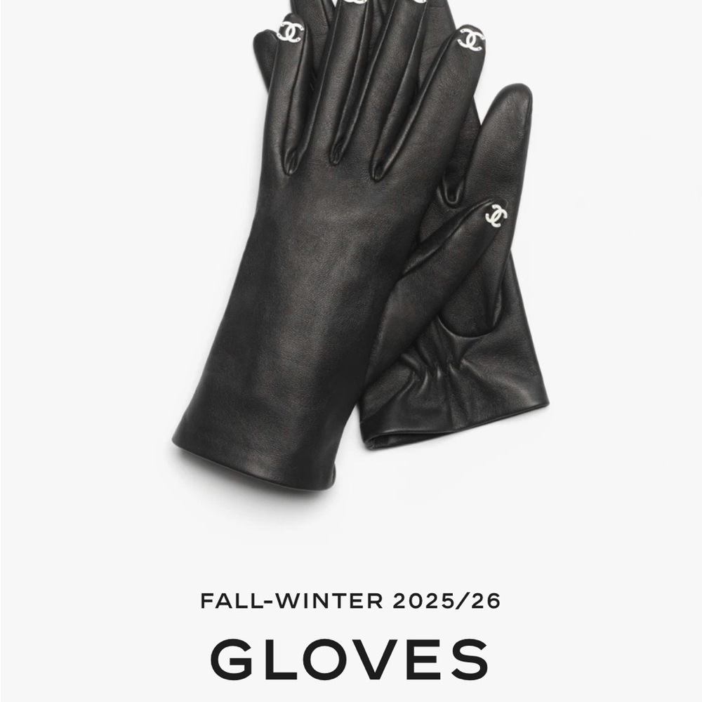 CHANEL Elegant Black Leather Gloves with Iconic Emblem - Picture 2 of 8